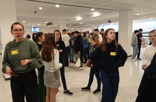 Constitution des groupes de visite dans la salle d’attente du Parlement Européen